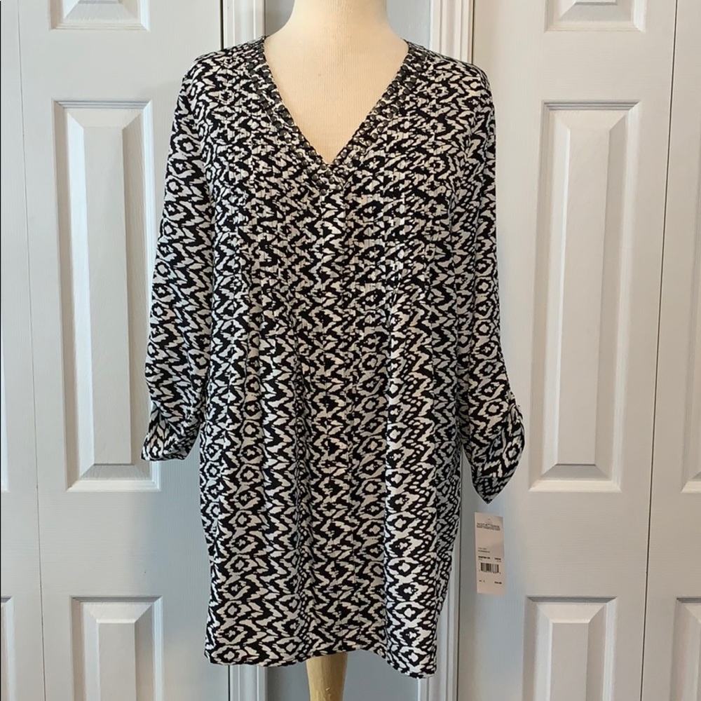 Notations black & white print v-neck blouse/tunic.